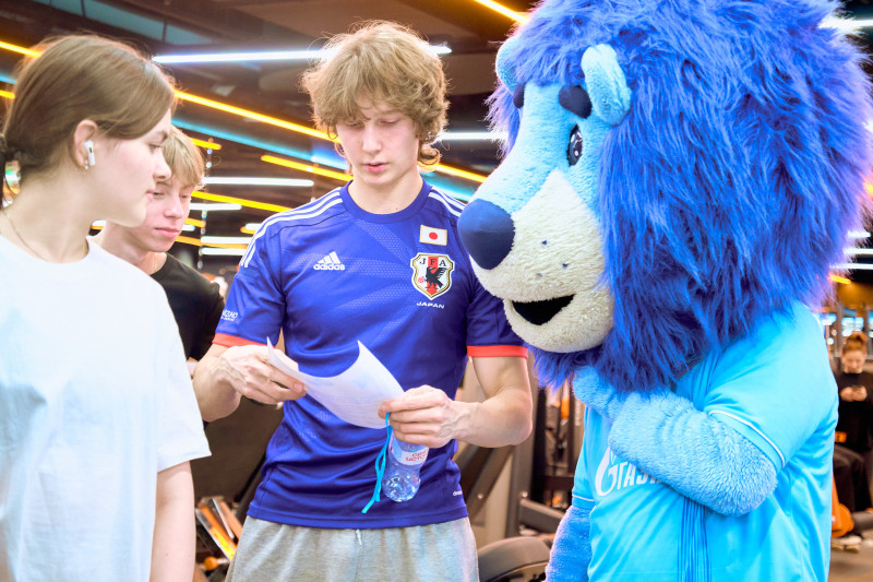 Сине-бело-голубой огонек в фитнес-клубе Spirit. Fitness в ТК «Невский Центр»