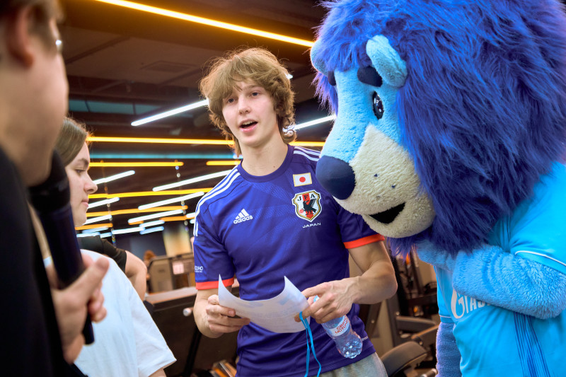 Сине-бело-голубой огонек в фитнес-клубе Spirit. Fitness в ТК «Невский Центр»