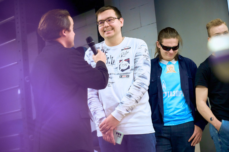 Сине-бело-голубой огонек в фитнес-клубе Spirit. Fitness в ТК «Невский Центр»