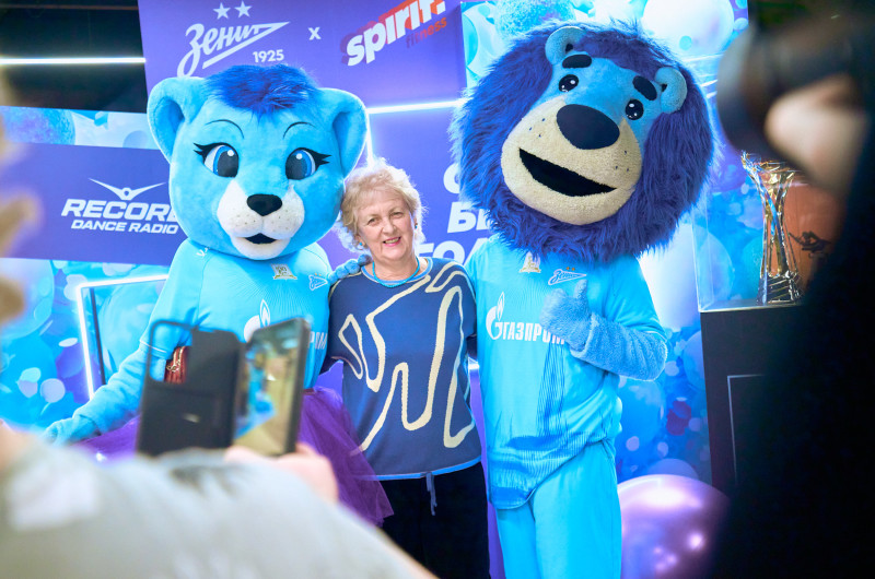 Сине-бело-голубой огонек в фитнес-клубе Spirit. Fitness в ТК «Невский Центр»