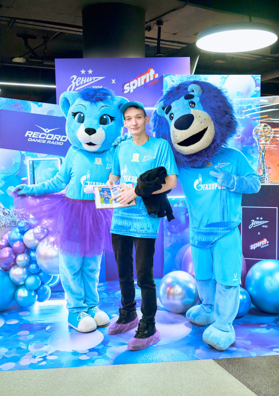 Сине-бело-голубой огонек в фитнес-клубе Spirit. Fitness в ТК «Невский Центр»