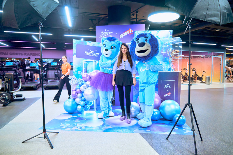 Сине-бело-голубой огонек в фитнес-клубе Spirit. Fitness в ТК «Невский Центр»