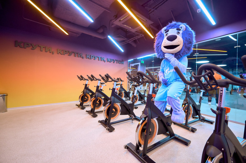 Сине-бело-голубой огонек в фитнес-клубе Spirit. Fitness в ТК «Невский Центр»