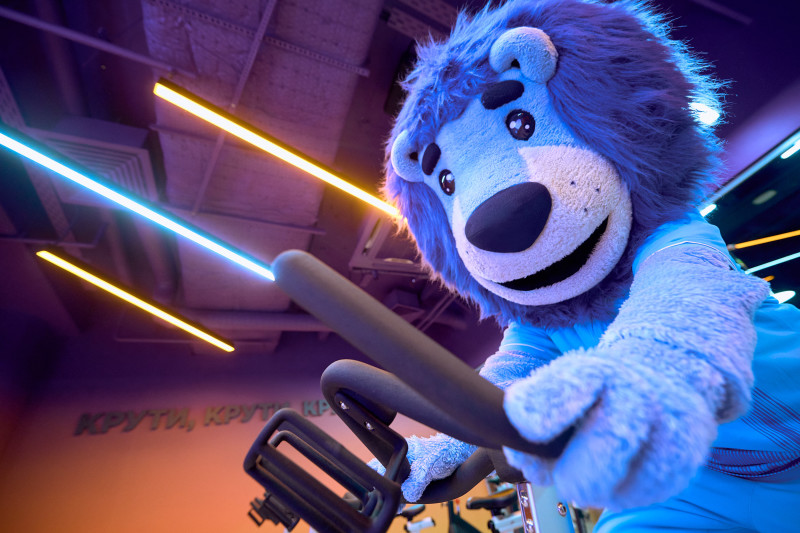 Сине-бело-голубой огонек в фитнес-клубе Spirit. Fitness в ТК «Невский Центр»