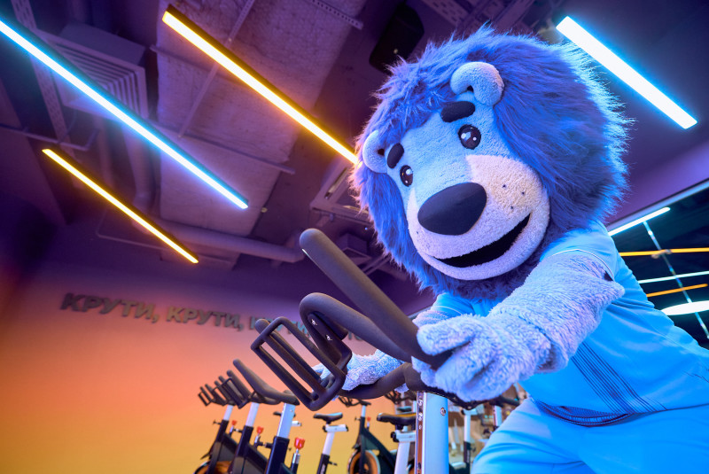 Сине-бело-голубой огонек в фитнес-клубе Spirit. Fitness в ТК «Невский Центр»