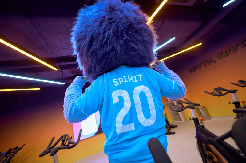 Сине-бело-голубой огонек в фитнес-клубе Spirit. Fitness в ТК «Невский Центр»