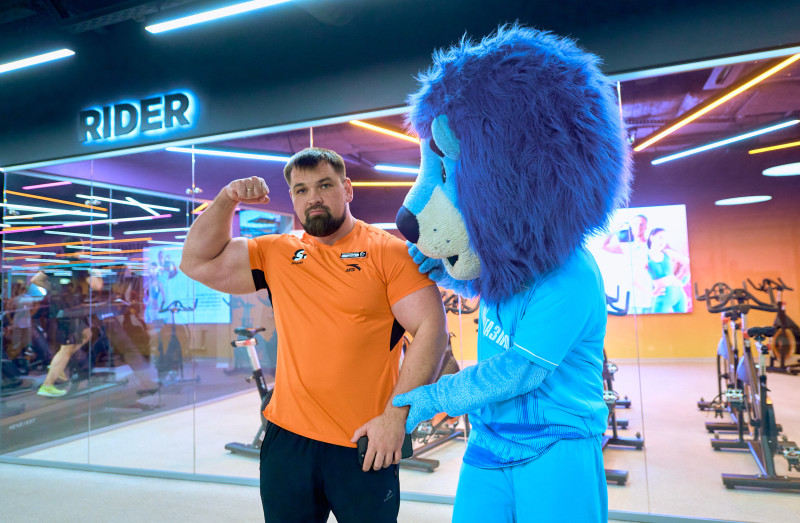 Сине-бело-голубой огонек в фитнес-клубе Spirit. Fitness в ТК «Невский Центр»