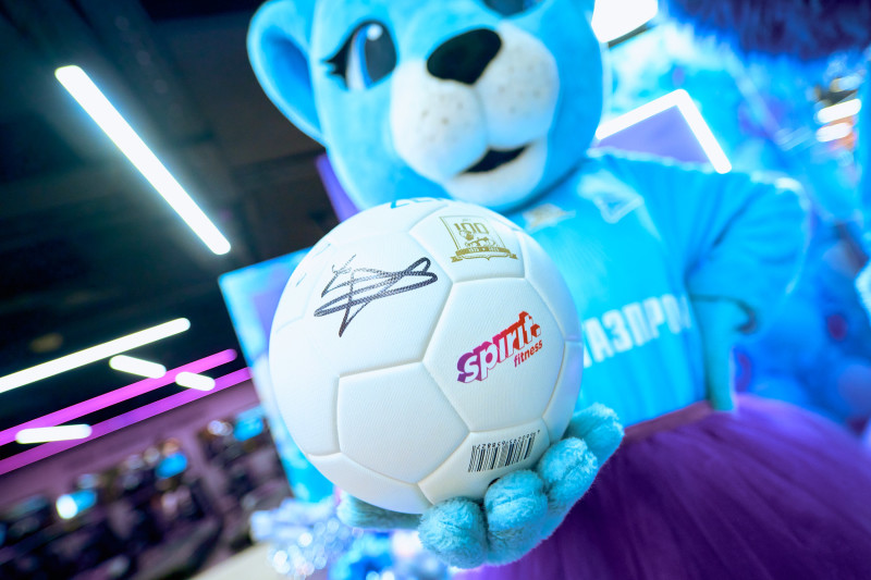 Сине-бело-голубой огонек в фитнес-клубе Spirit. Fitness в ТК «Невский Центр»