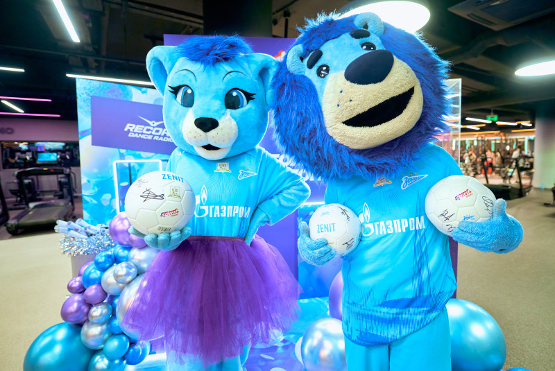 Сине-бело-голубой огонек в фитнес-клубе Spirit. Fitness в ТК «Невский Центр»