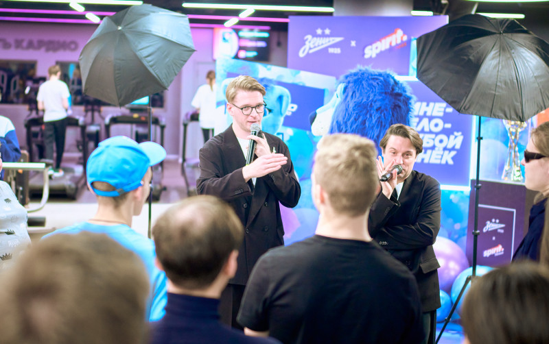 Сине-бело-голубой огонек в фитнес-клубе Spirit. Fitness в ТК «Невский Центр»