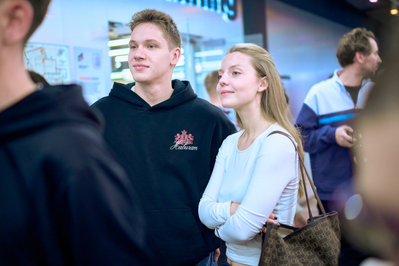 Сине-бело-голубой огонек в фитнес-клубе Spirit. Fitness в ТК «Невский Центр»