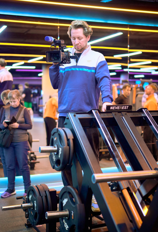 Сине-бело-голубой огонек в фитнес-клубе Spirit. Fitness в ТК «Невский Центр»