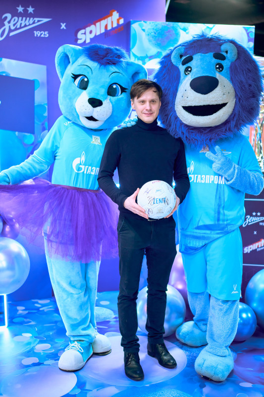 Сине-бело-голубой огонек в фитнес-клубе Spirit. Fitness в ТК «Невский Центр»