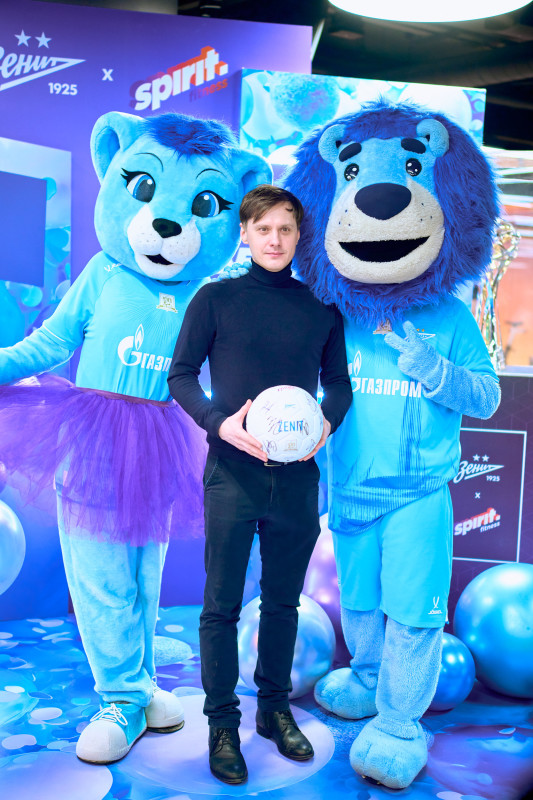 Сине-бело-голубой огонек в фитнес-клубе Spirit. Fitness в ТК «Невский Центр»