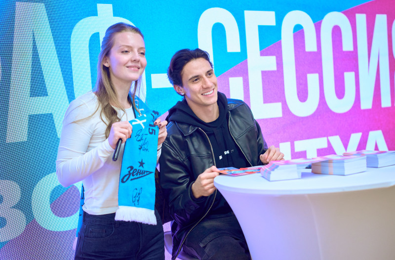 Сине-бело-голубой огонек в фитнес-клубе Spirit. Fitness в ТК «Невский Центр»