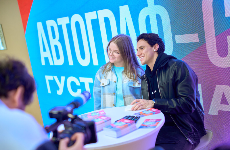 Сине-бело-голубой огонек в фитнес-клубе Spirit. Fitness в ТК «Невский Центр»