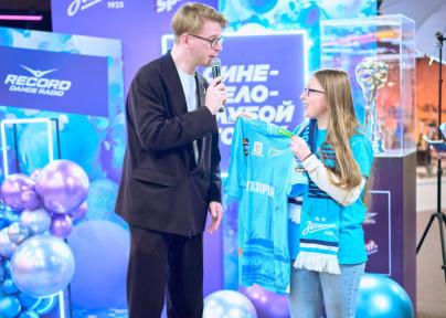 Сине-бело-голубой огонек в фитнес-клубе Spirit. Fitness в ТК «Невский Центр»