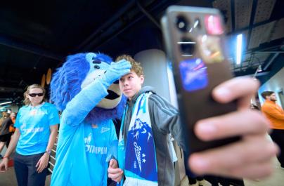 Сине-бело-голубой огонек в фитнес-клубе Spirit. Fitness в ТК «Невский Центр»