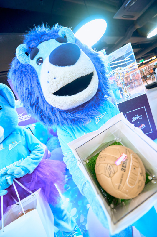 Сине-бело-голубой огонек в фитнес-клубе Spirit. Fitness в ТК «Невский Центр»