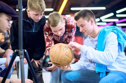 Сине-бело-голубой огонек в фитнес-клубе Spirit. Fitness в ТК «Невский Центр»