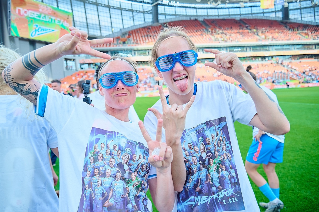 Церемония награждения женской команды «Зенит» в Суперкубке после матча с «Локомотивом»