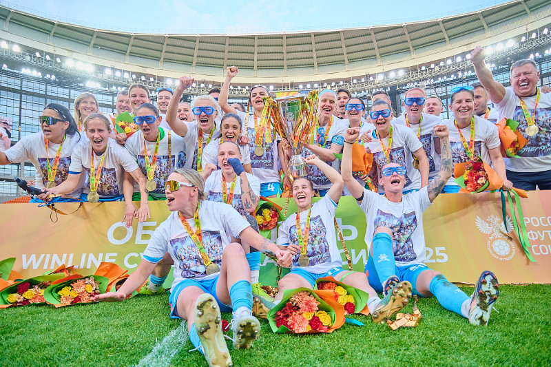 Церемония награждения женской команды «Зенит» в Суперкубке после матча с «Локомотивом»