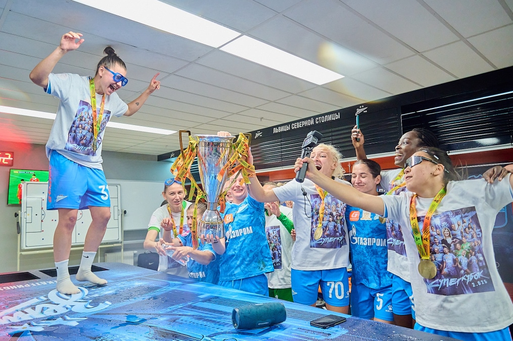 Женская команда «Зенит» празднует победу в Суперкубке-2025