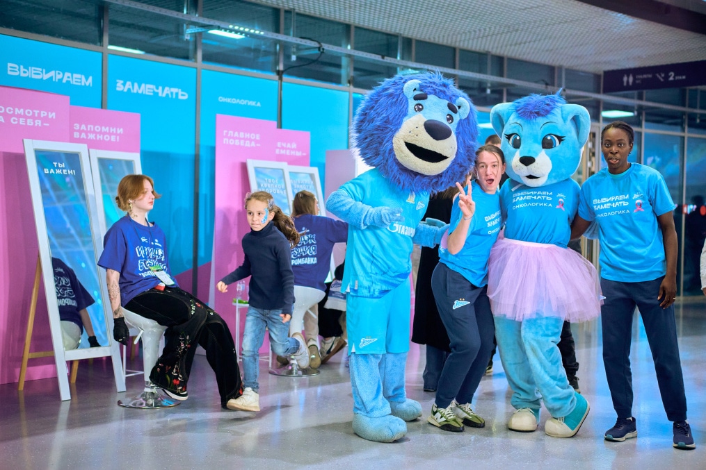 Кики и Елизавета Лазарева на акции «Розовый октябрь» перед матчем с «Оренбургом»