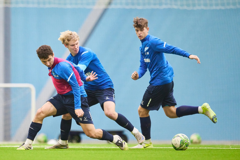 Тренировка «Зенита»-м в новом манеже Академии