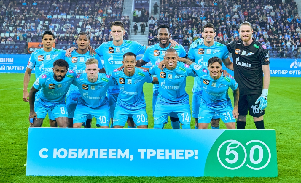«Зенит» — «Балтика»: командное фото с передником «Пятёрочки»