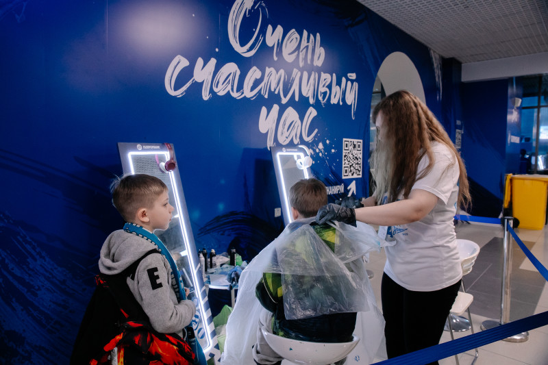 Рекламные зоны Газпромбанка на Фан-Променаде перед матчем с «Балтикой»