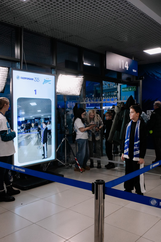 Рекламные зоны Газпромбанка на Фан-Променаде перед матчем с «Балтикой»