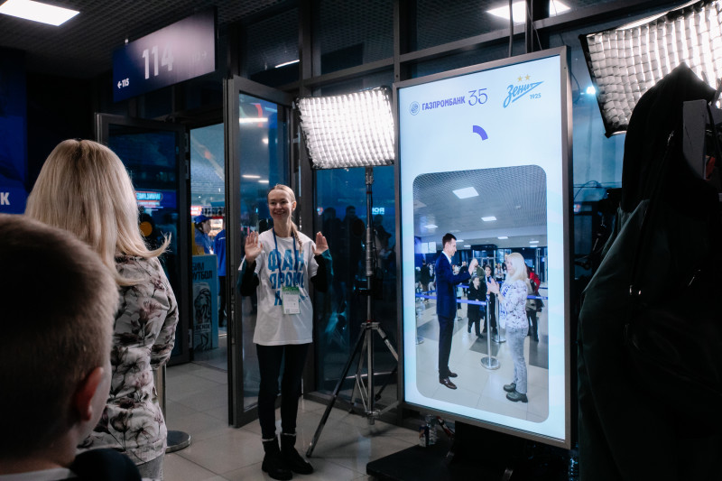 Рекламные зоны Газпромбанка на Фан-Променаде перед матчем с «Балтикой»