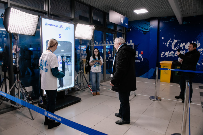 Рекламные зоны Газпромбанка на Фан-Променаде перед матчем с «Балтикой»