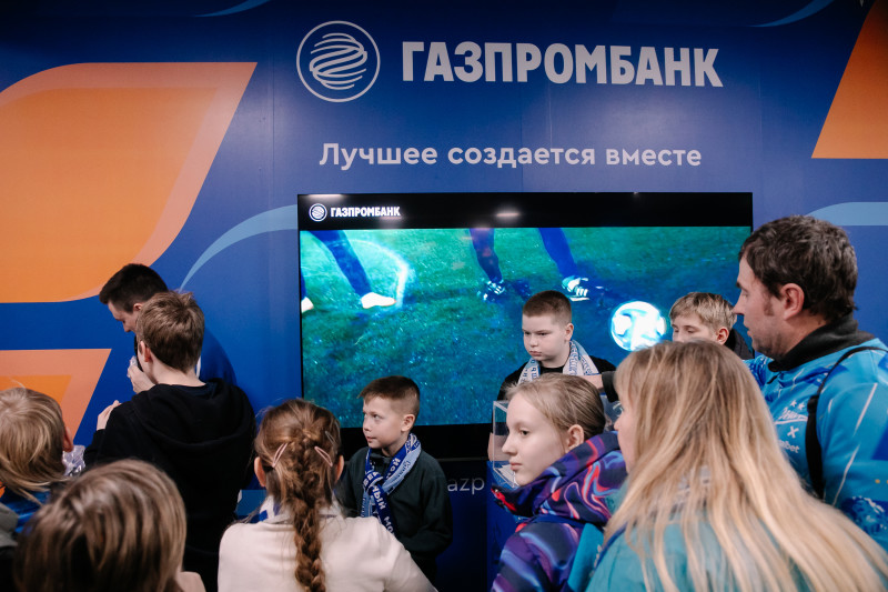 Рекламные зоны Газпромбанка на Фан-Променаде перед матчем с «Балтикой»