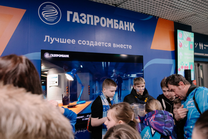 Рекламные зоны Газпромбанка на Фан-Променаде перед матчем с «Балтикой»