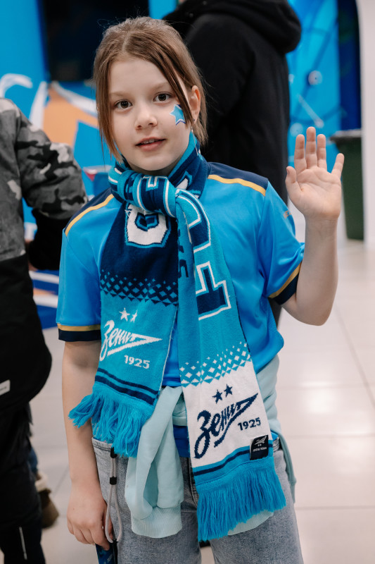 Рекламные зоны Газпромбанка на Фан-Променаде перед матчем с «Балтикой»