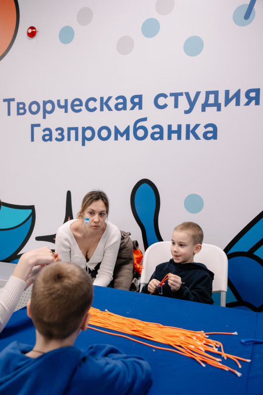 Рекламные зоны Газпромбанка на Фан-Променаде перед матчем с «Балтикой»