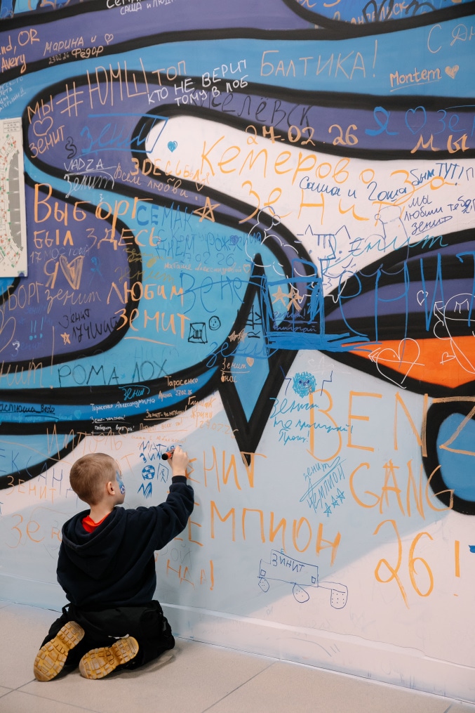 Рекламные зоны Газпромбанка на Фан-Променаде перед матчем с «Балтикой»