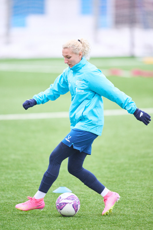 Тренировка женской команды в Удельном парке