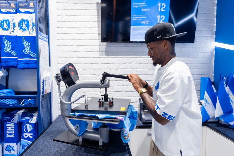 Презентация Джон Джона и Джона Дурана  в фирменном магазине «Зенит-Арена»