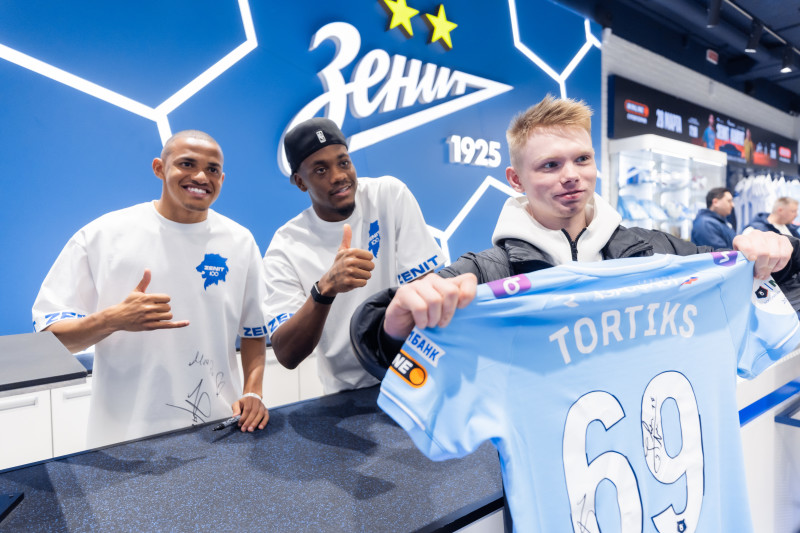 Презентация Джон Джона и Джона Дурана  в фирменном магазине «Зенит-Арена»