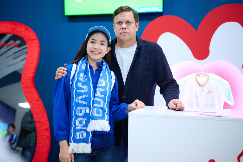 Фан-Променад: автограф-сессия Владислава Радимова перед «матчем „Зенит“ — „Спартак“