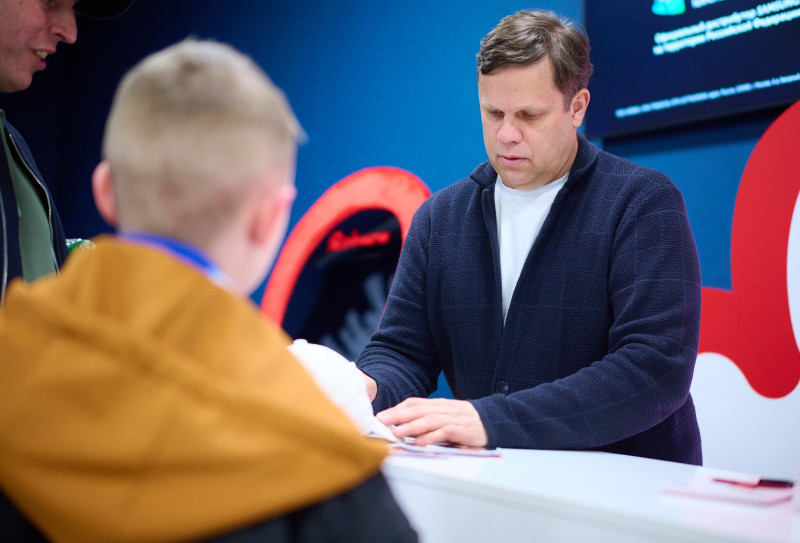 Фан-Променад: автограф-сессия Владислава Радимова перед «матчем „Зенит“ — „Спартак“