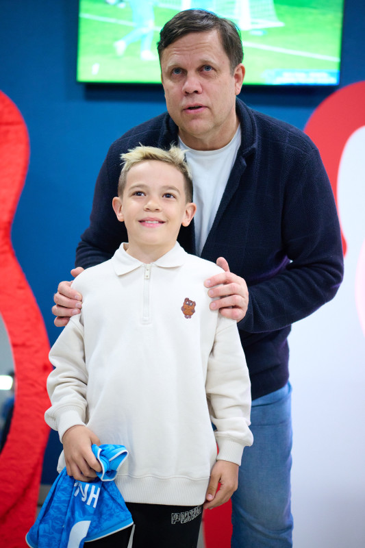 Фан-Променад: автограф-сессия Владислава Радимова перед «матчем „Зенит“ — „Спартак“