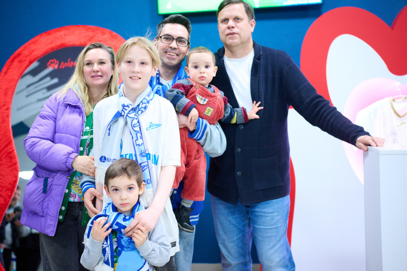 Фан-Променад: автограф-сессия Владислава Радимова перед «матчем „Зенит“ — „Спартак“