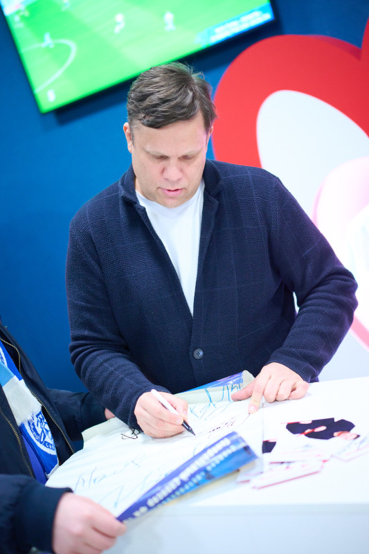 Фан-Променад: автограф-сессия Владислава Радимова перед «матчем „Зенит“ — „Спартак“