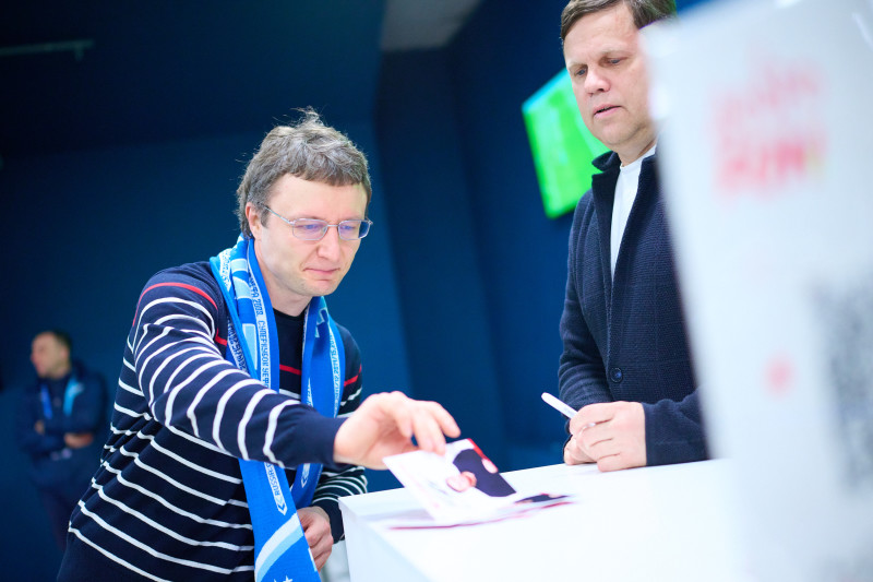 Фан-Променад: автограф-сессия Владислава Радимова перед «матчем „Зенит“ — „Спартак“