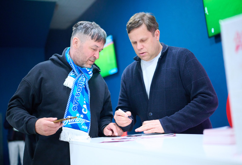 Фан-Променад: автограф-сессия Владислава Радимова перед «матчем „Зенит“ — „Спартак“