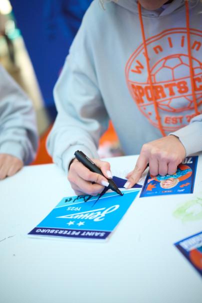 Автограф-сессия и паблик-ток Анастасии Поздеевой и Вероники Куропаткиной на Неделе моды в ТРЦ «Галерея»